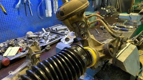 Рулевой механизм представляет надежный узел автомобиля